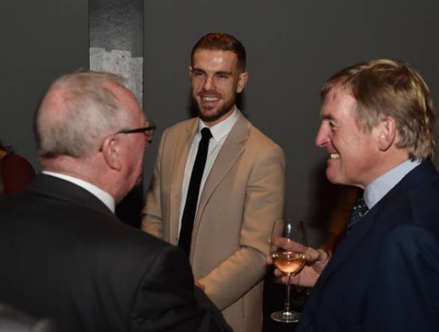 Nhiều thế hệ ngôi sao của Liverpool hội tụ chúc mừng King Dalglish - Bóng Đá