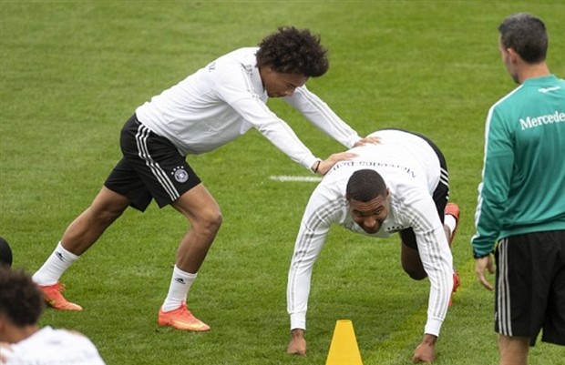 Bỏ qua 'cái tát' tại World Cup, Sane vẫn hồ hởi gặp Low - Bóng Đá