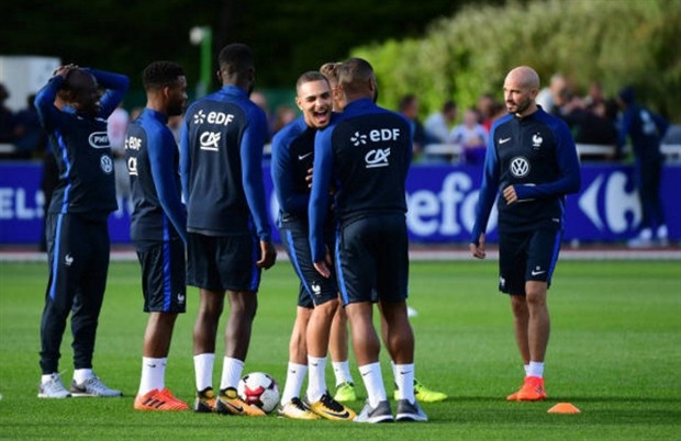 Sao Arsenal cười tít mắt vì mái tóc của Griezmann - Bóng Đá