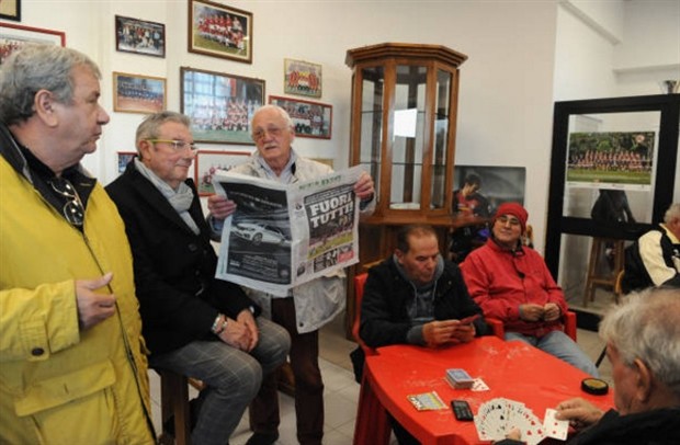Người dân Italia 'chăm chỉ' đọc báo sau bi kịch tại San Siro - Bóng Đá