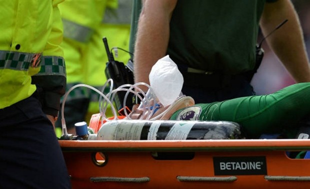 Ederson tự tin khoe thẹo sau cú vào bóng của Mane - Bóng Đá