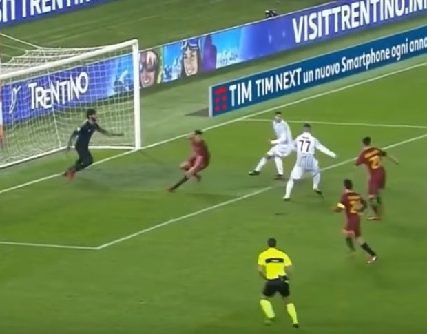 Thủ thành AS Roma gây sốt khi cản được Panenka dù suýt té - Bóng Đá