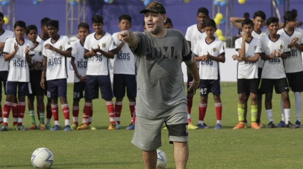 Maradona mướt mồ hôi biểu diễn trước lớp hậu bối tại Ấn Độ - Bóng Đá