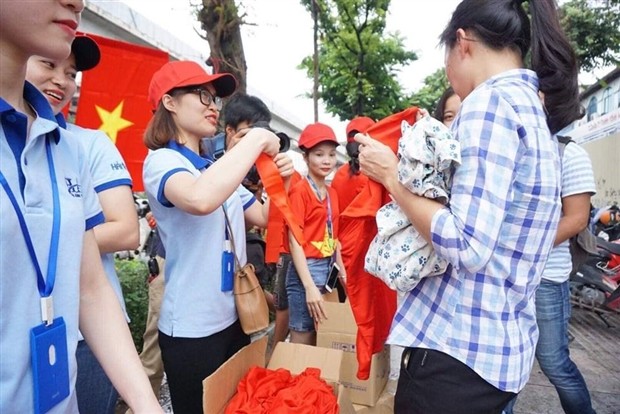 Cờ đỏ sao vàng tràn ngập phố phường trước giờ G - Bóng Đá