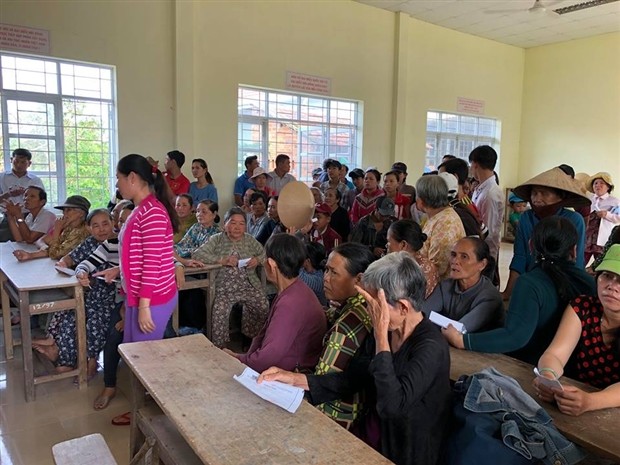 Công Vinh giản dị cùng vợ đi cứu trợ đồng bào miền Trung - Bóng Đá