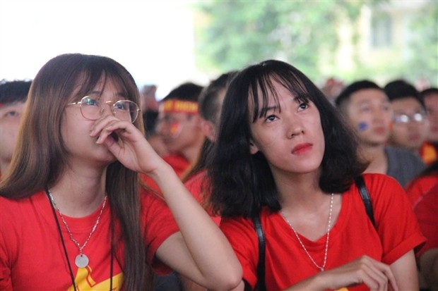 NHM thất thần nhìn Tiến Dũng vào lưới nhặt bóng - Bóng Đá