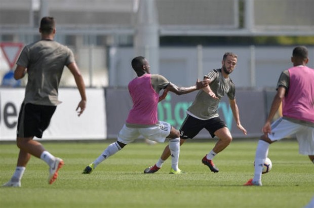Allegri lặng lẽ mỉm cười ngắm Ronaldo tập luyện - Bóng Đá