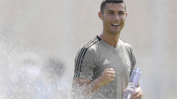 Vừa tới Emirates, dàn sao Swansea đã tranh thủ tự sướng - Bóng Đá