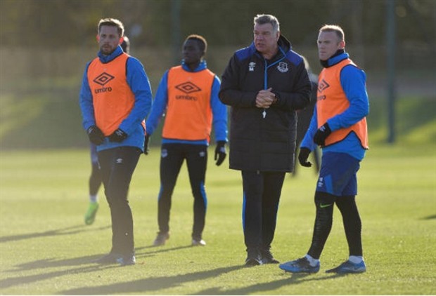 Big Sam trầm lắng trong buổi tập đầu tiên tại Everton - Bóng Đá