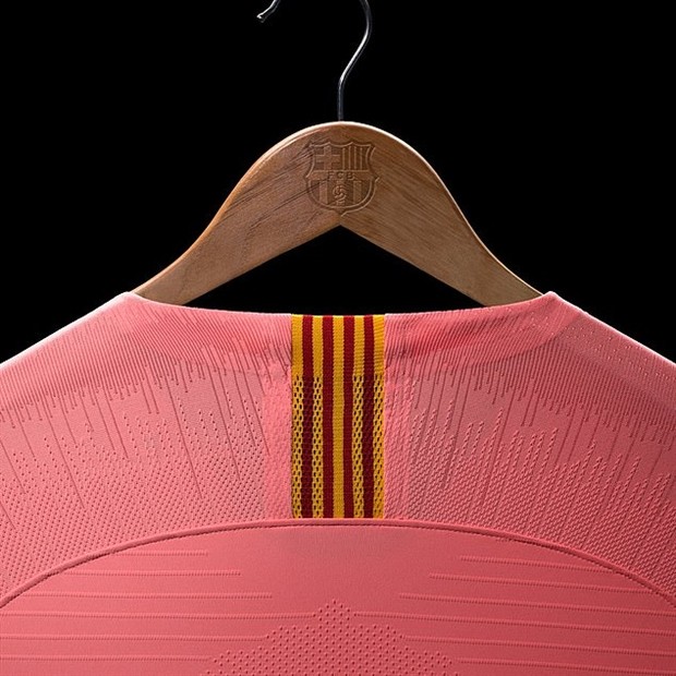 Áo mới đậm chất đường phố của Barcelona  - Bóng Đá