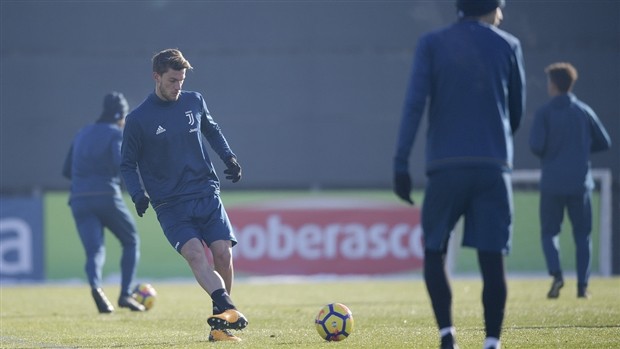 Dàn sao Juventus thích thú nghịch tuyết trên sân tập - Bóng Đá