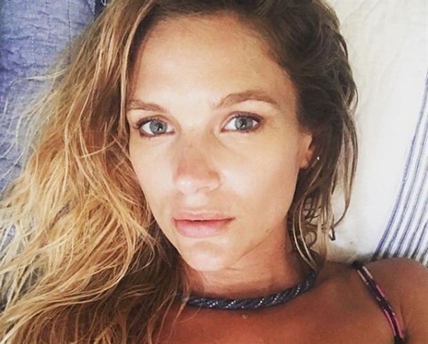 NHM muốn Sanchez chia tay vì bạn gái quá đẹp? - Bóng Đá