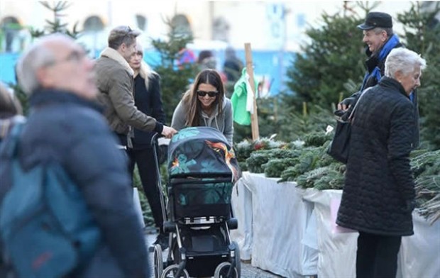 Lewandowski hạnh phúc bồng con cùng vợ đi dạo phố - Bóng Đá