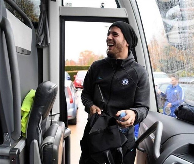 Morata bị đồng đội chơi khăm trong lúc lên đường sang Azerbaijan - Bóng Đá