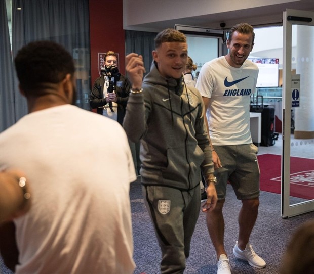 Fan Bayern rải 'tiền' xuống sân để phản đối giá vé - Bóng Đá