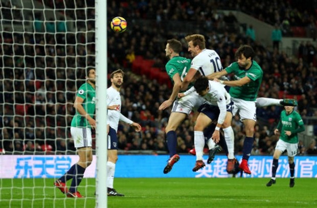 Kane nén đau để cán mốc 100, nhưng Tottenham vẫn không vui - Bóng Đá