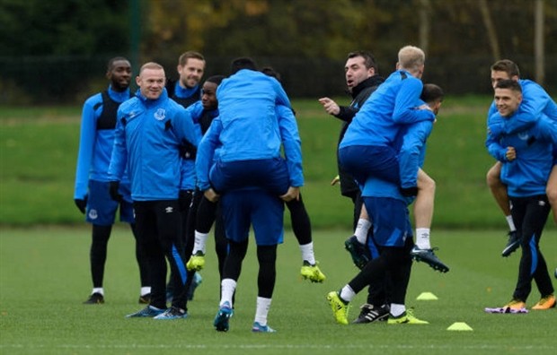 Hết hy vọng tại châu Âu, Rooney và đồng đội bày đủ trò trên sân tập - Bóng Đá