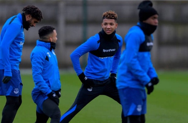 Big Sam vắng mặt, sân tập Everton mở hội - Bóng Đá