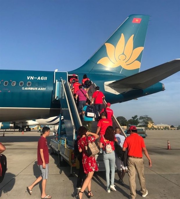 Nhuộm đỏ sân bay, CĐV Việt Nam đã sẵn sàng đối đầu với người Hàn - Bóng Đá