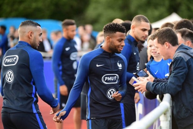 Sao Arsenal cười tít mắt vì mái tóc của Griezmann - Bóng Đá