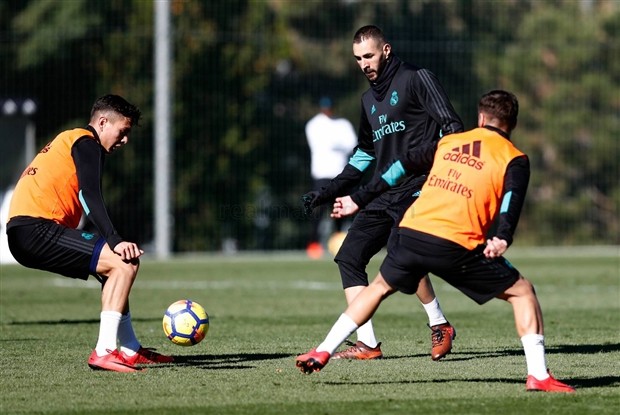 Bạn gái vừa sinh, Ronaldo đã bỏ đi tập luyện - Bóng Đá