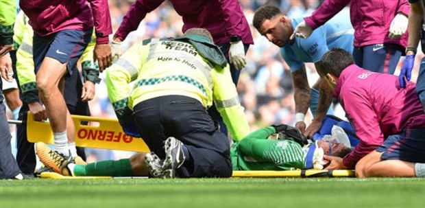 Ederson tự tin khoe thẹo sau cú vào bóng của Mane - Bóng Đá
