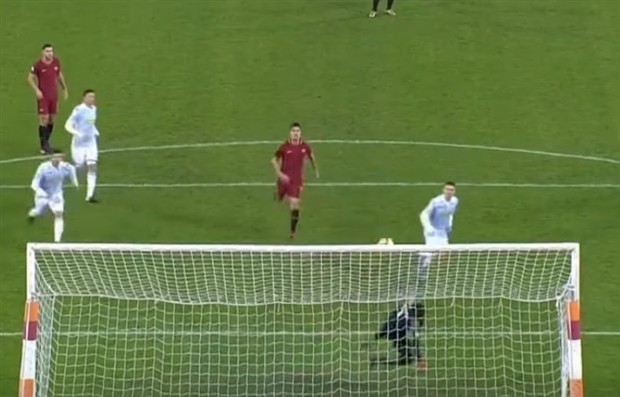 Thủ thành AS Roma gây sốt khi cản được Panenka dù suýt té - Bóng Đá
