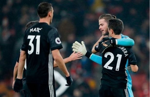 Bỏ lại khó khăn, sao Dortmund chung tay mang niềm vui đến NHM - Bóng Đá