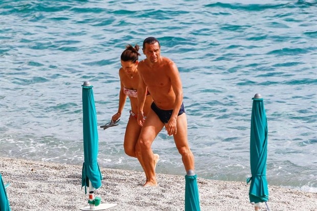 Đi nghỉ dưỡng, Conte vẫn không quên nhiệm vụ với Chelsea - Bóng Đá