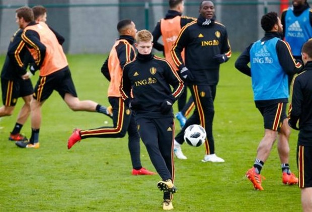 Maradona mướt mồ hôi biểu diễn trước lớp hậu bối tại Ấn Độ - Bóng Đá