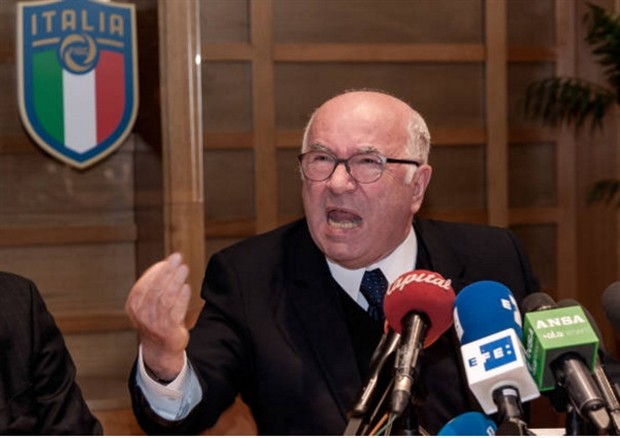 Họp báo căng thẳng, ông Tavecchio rời ghế chủ tịch FIGC - Bóng Đá