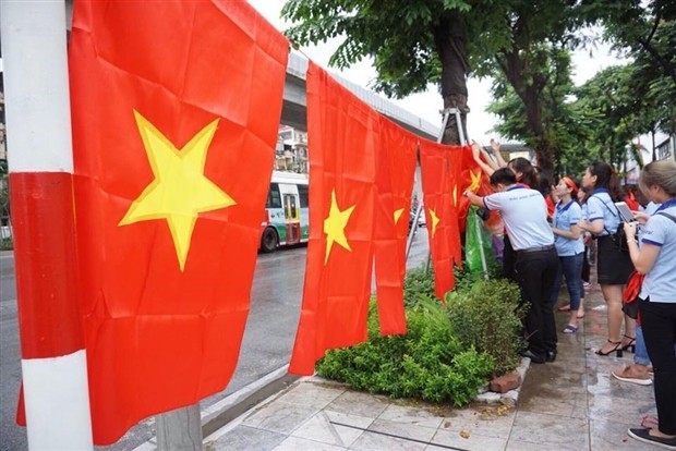 Cờ đỏ sao vàng tràn ngập phố phường trước giờ G - Bóng Đá