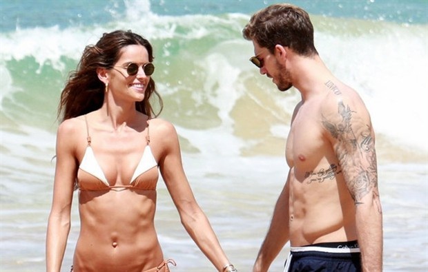 Bị thất sủng tại PSG, Trapp ra biển xả hơi bên người đẹp - Bóng Đá