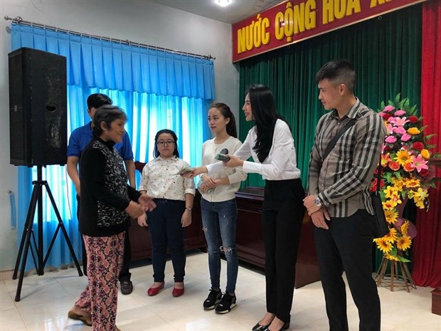 Công Vinh giản dị cùng vợ đi cứu trợ đồng bào miền Trung - Bóng Đá