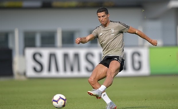 Ra mắt mẫu đồ lót mới, Ronaldo để lộ body siêu chuẩn  - Bóng Đá