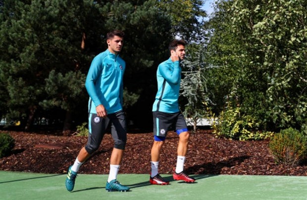 Tương lai chưa rõ, Sanchez và Ozil vẫn rất kiệm lời trên sân tập của Arsenal - Bóng Đá