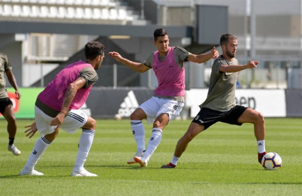 Allegri lặng lẽ mỉm cười ngắm Ronaldo tập luyện - Bóng Đá