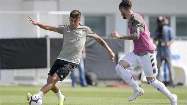 Vừa tới Emirates, dàn sao Swansea đã tranh thủ tự sướng - Bóng Đá