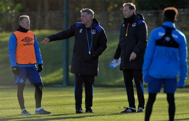 Big Sam trầm lắng trong buổi tập đầu tiên tại Everton - Bóng Đá