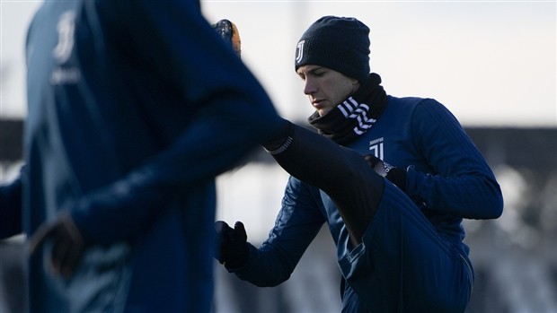 Dàn sao Juventus thích thú nghịch tuyết trên sân tập - Bóng Đá