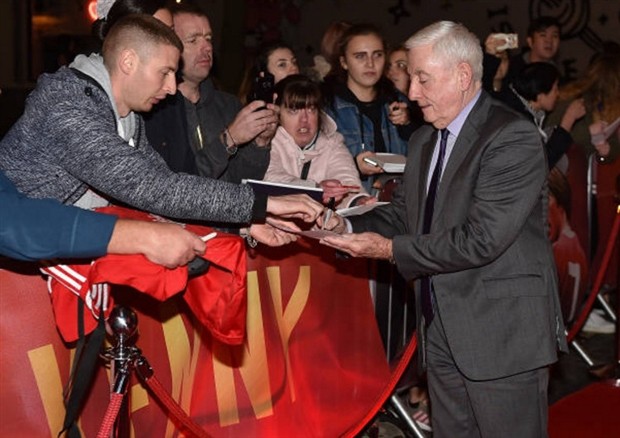 Nhiều thế hệ ngôi sao của Liverpool hội tụ chúc mừng King Dalglish - Bóng Đá