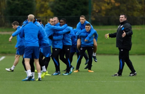Hết hy vọng tại châu Âu, Rooney và đồng đội bày đủ trò trên sân tập - Bóng Đá