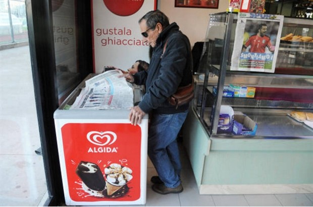 Người dân Italia 'chăm chỉ' đọc báo sau bi kịch tại San Siro - Bóng Đá