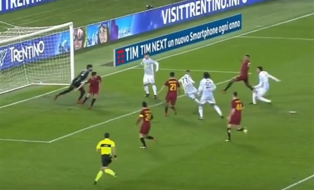 Thủ thành AS Roma gây sốt khi cản được Panenka dù suýt té - Bóng Đá