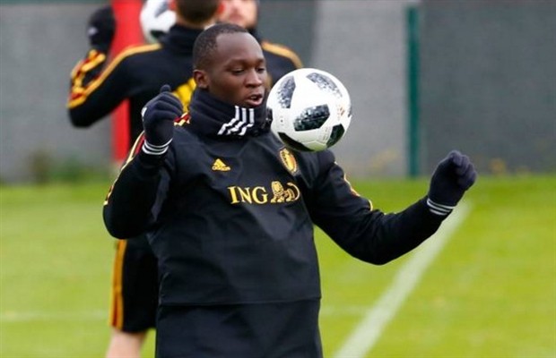 Maradona mướt mồ hôi biểu diễn trước lớp hậu bối tại Ấn Độ - Bóng Đá