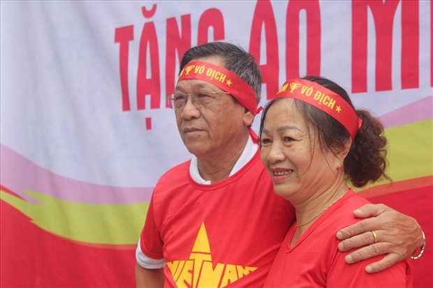 Cờ đỏ sao vàng tràn ngập phố phường trước giờ G - Bóng Đá