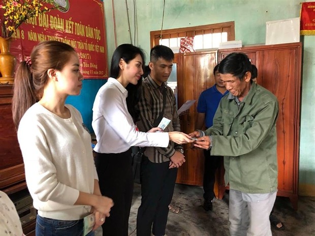 Công Vinh giản dị cùng vợ đi cứu trợ đồng bào miền Trung - Bóng Đá