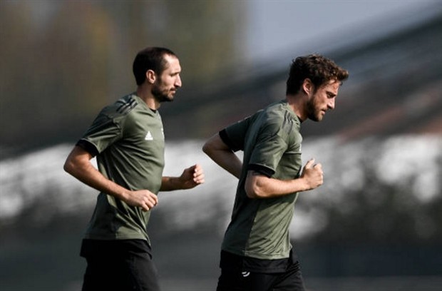'Hàng hiệu' Higuain cười thả ga cùng đồng đội trước ngày rời Italia - Bóng Đá