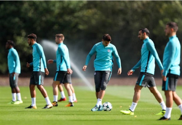 Tương lai chưa rõ, Sanchez và Ozil vẫn rất kiệm lời trên sân tập của Arsenal - Bóng Đá