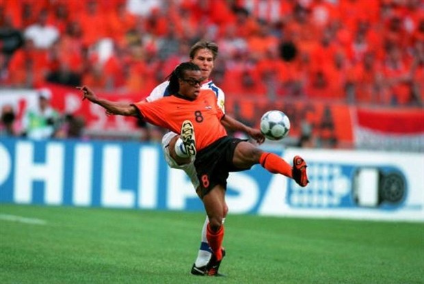 Ở tuổi 44, Edgar Davids vẫn khiến các chân dài 'gục ngã' - Bóng Đá